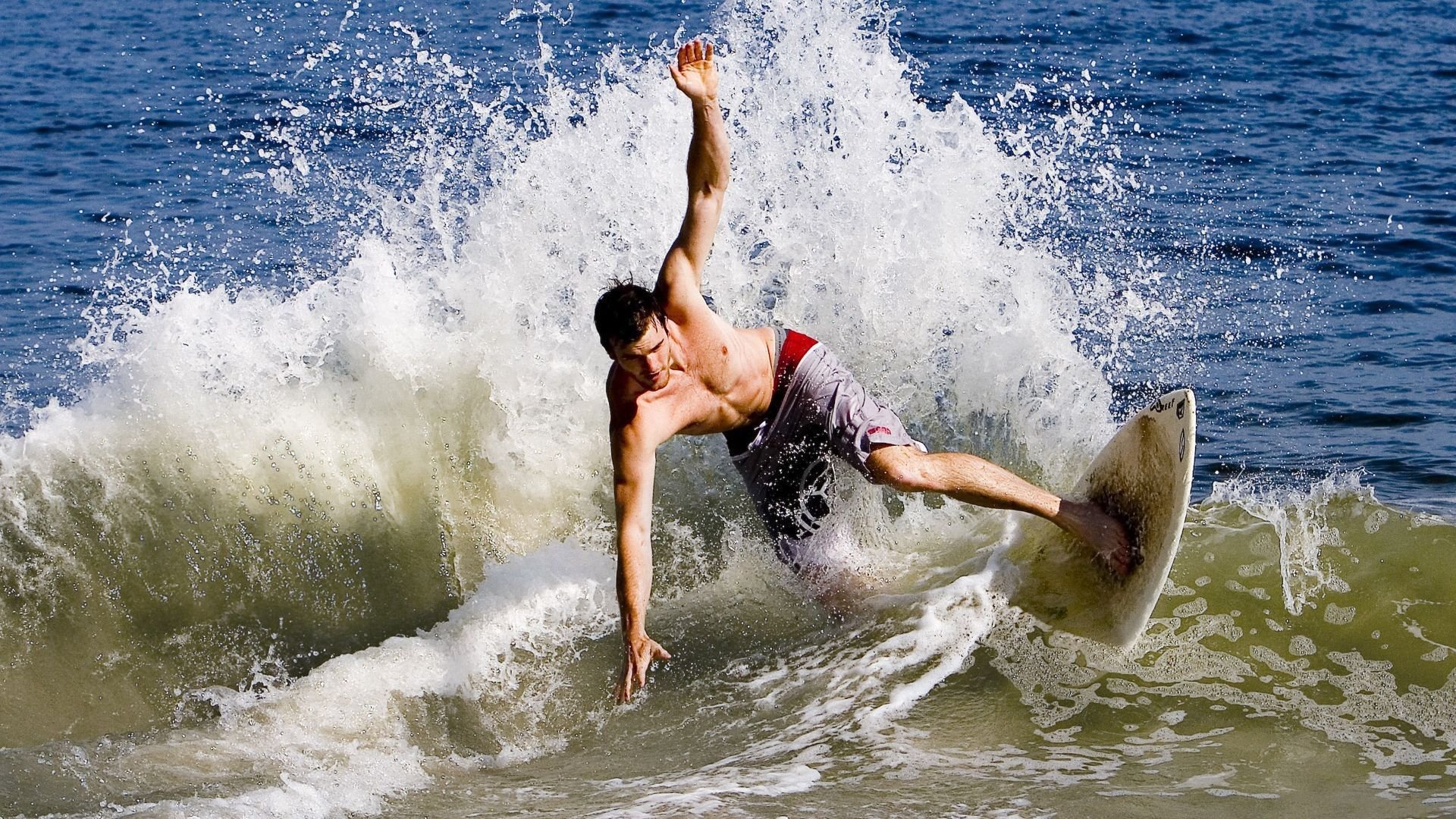 克洛普带领利物浦追求英超冠军，战术不断调整