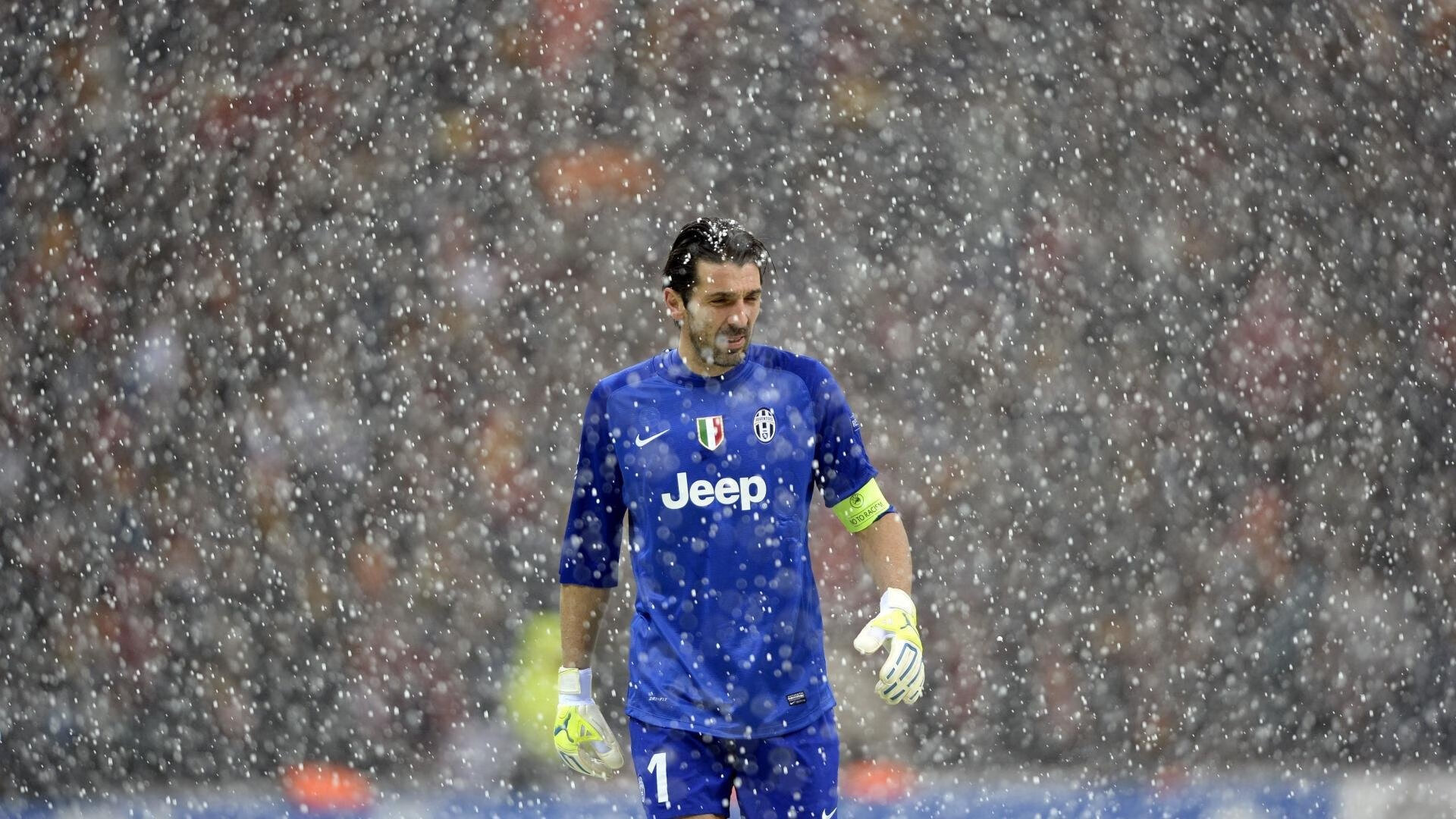 弗兰：凭借强大的身体对抗能力和出色的防守技术，他成为了全黑队的防线保障