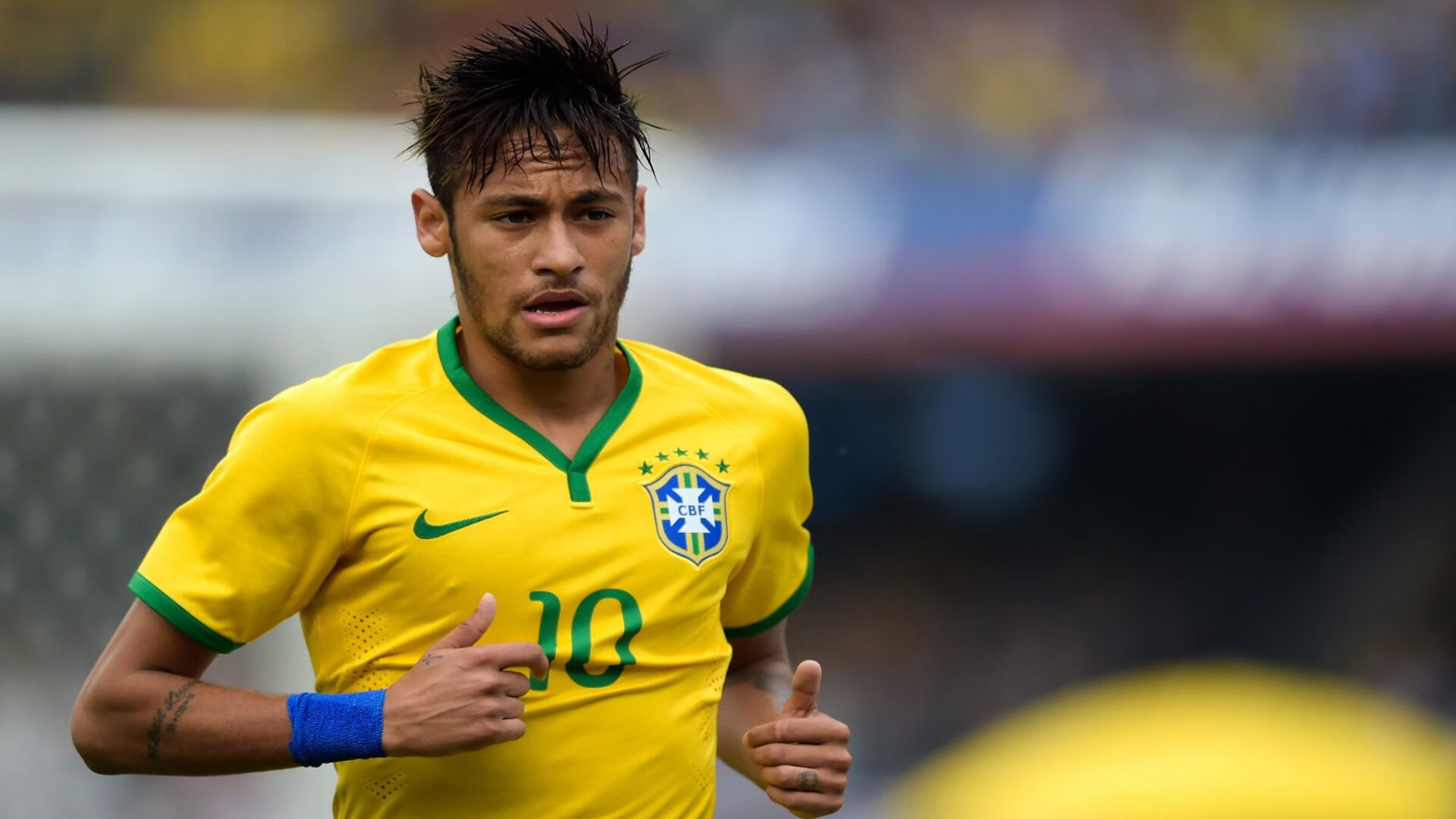 足球联赛裁判新规实施，最新足球竞赛规则与 裁判法